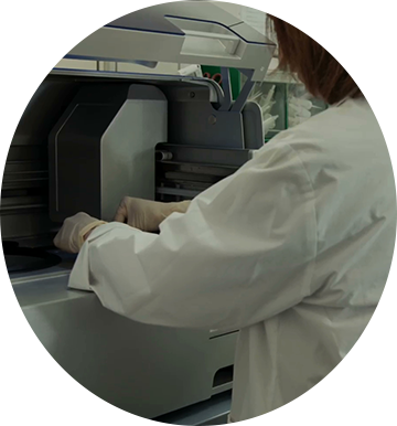 persona fa analisi in laboratorio