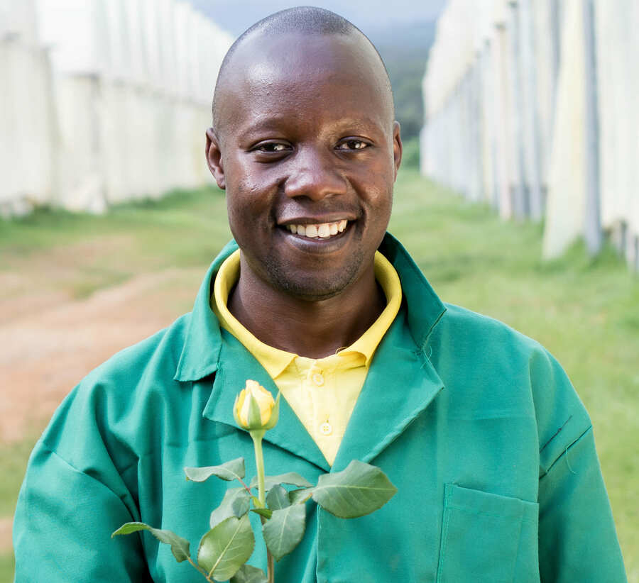 uomo con fiore in mano