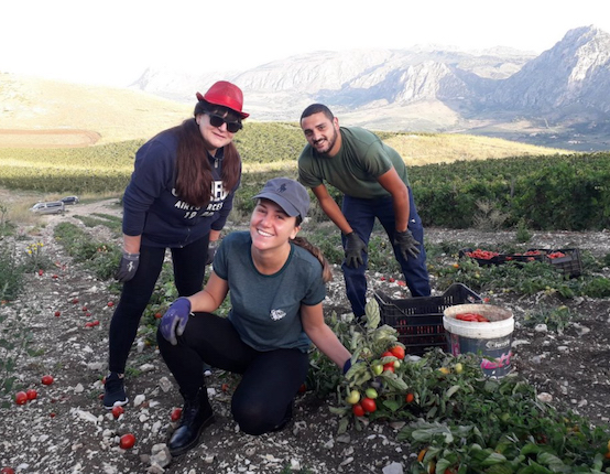 Nicolas e altre due volontarie del progetto