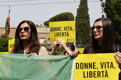 attiviste davanti ambasciata iraniana a roma con coop