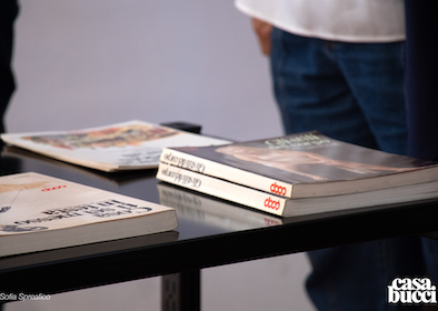 Alcuni numeri della rivista Gola sul tavolo